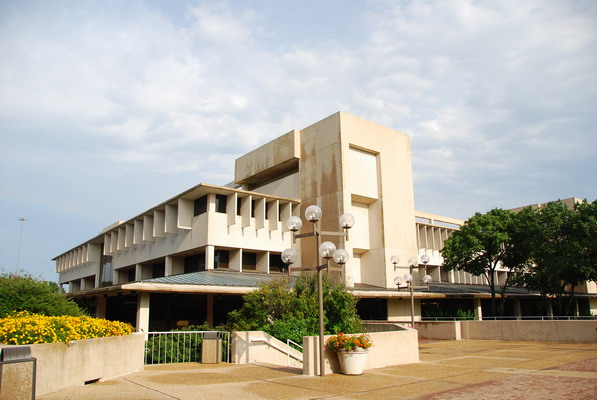  Eugene McDermott Library Ϯ]
