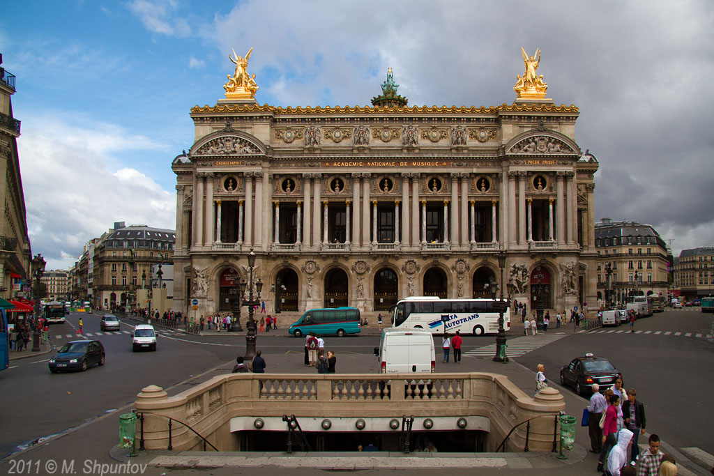 Opera Garnier, Place de lOpera