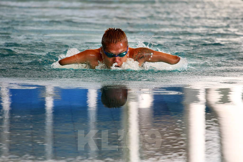 KUALA LUMPUR - AUGUST 18: Triple amputee swimmer Doungkaew Somchai from Thailand propers himself in the pool on one leg at the K