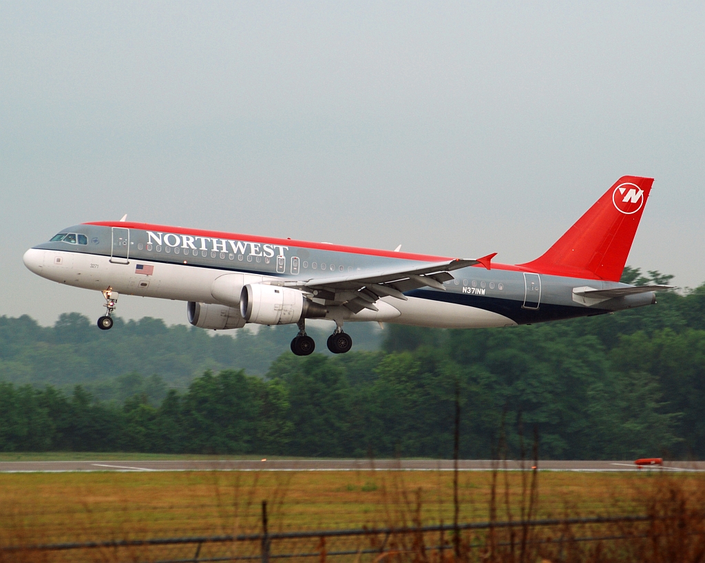 Northwest Airlines Airbus A320-211 (N371NW)