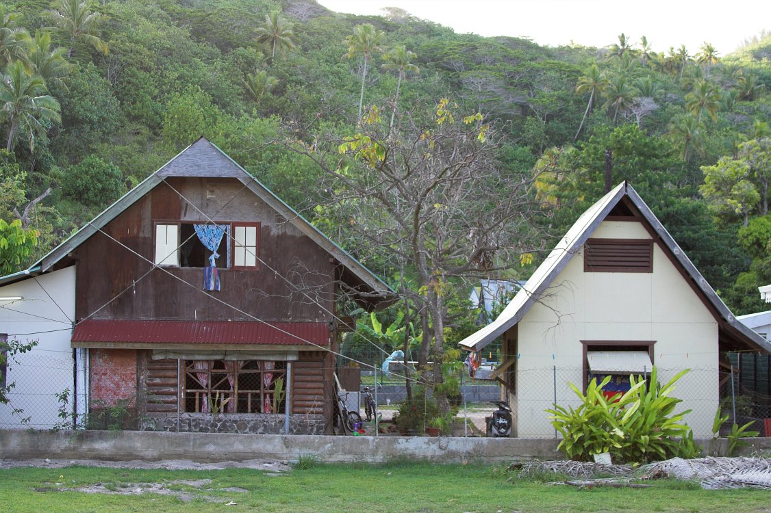 0446 Typical local homes of Bora Bora