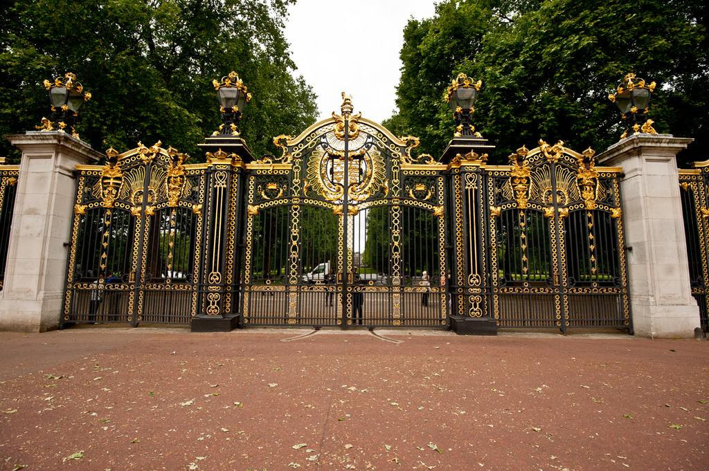 Gate to St James Palace<br><h4>*Credit*</h4>