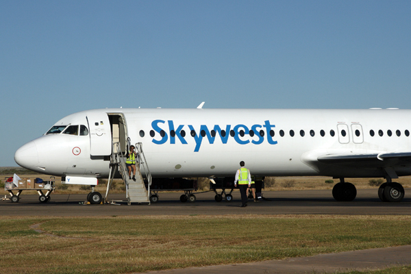 SKYWEST FOKKER 100 LEA RF IMG_7367.jpg