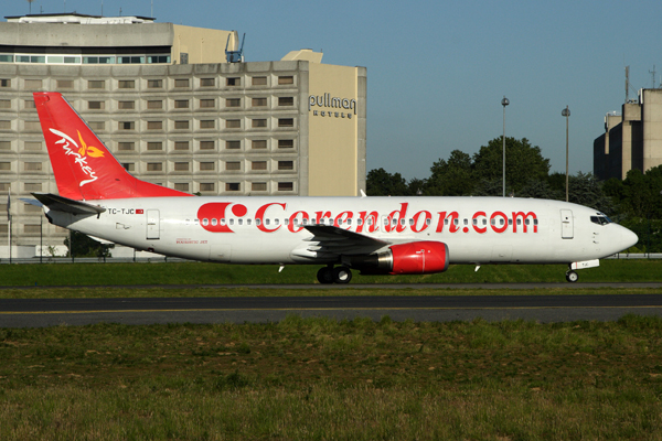 CORRENDON COM BOEING 737 400 CDG RF IMG_8149.jpg