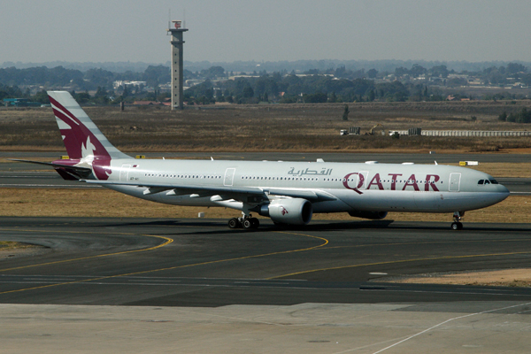 QATAR AIRBUS A330 200 JNB RF IMG_8292.jpg