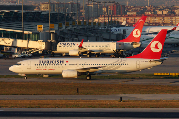 TURKISH AIRLINES BOEING 737 800 IST RF IMG_5202.jpg