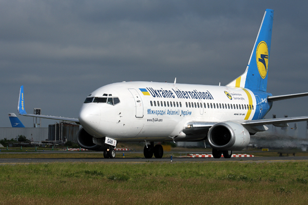 UKRAINE INTERNATIONAL BOEING 737 300 CDG RF IMG_5720.jpg