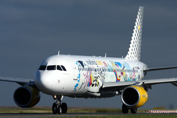 VUELING COM AIRBUS A320 CDG RF IMG_5699.jpg