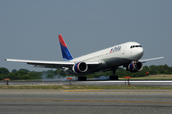 DELTA BOEING 767 300 JFK RF IMG_7701.jpg