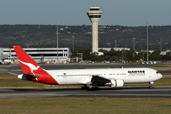 QANTAS BOEING 767 300 PER RF IMG_5922.jpg