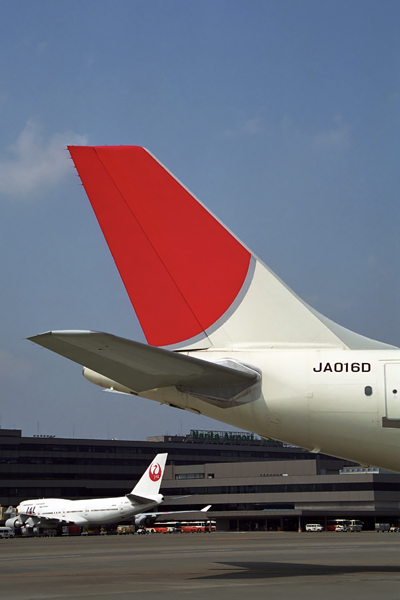 JAPAN AIRLINES TAILS NRT RF 1707 13.jpg
