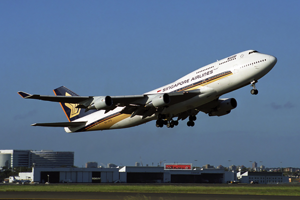 SINGAPORE AIRLINES BOEING 747 400 SYD RF 1714 3.jpg