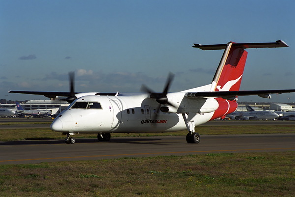 QANTAS LINK DASH 8 SYD RF 1575 11.jpg