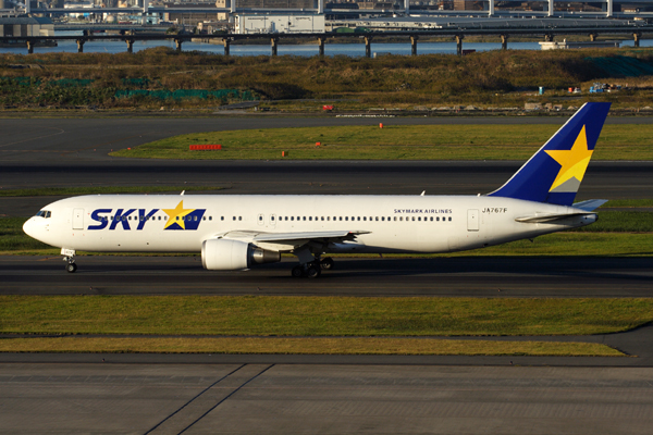 SKYMARK AIRLINES BOEING 767 300 HND RF IMG_7520.jpg