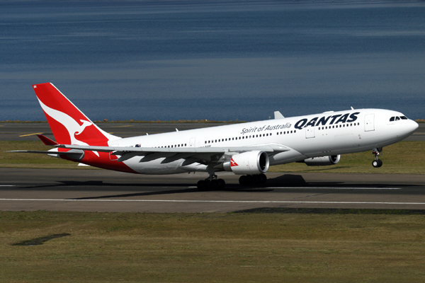 QANTAS AIRBUS A330 200 SYD RF IMG_8941.jpg