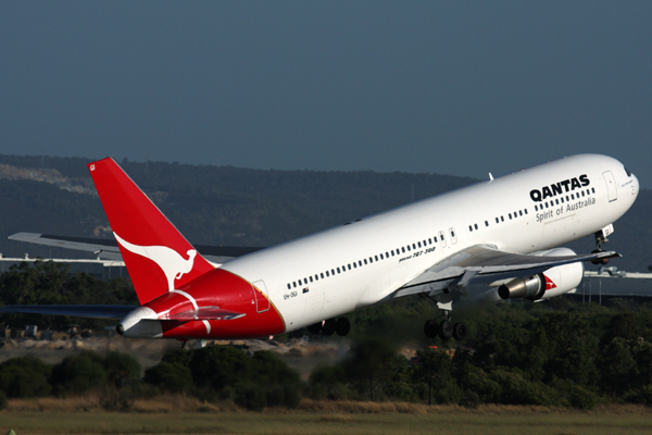 QANTAS BOEING 767 300 PER RF IMG_0026.jpg