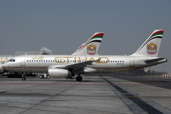 ETIHAD AIRBUS A320 AUH RF IMG_9951.jpg