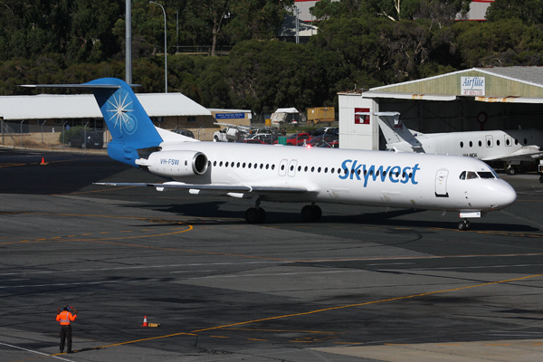 SKYWEST FOKKER 100 PER RF IMG_0074.jpg