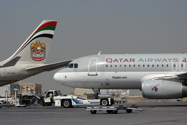 QATAR AIRWAYS AIRBUS A320  AUH RF IMG_9702.jpg