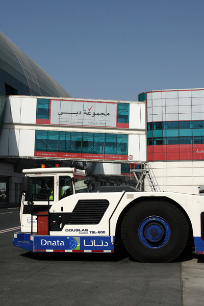 DNATA AIRCRAFT TUG DXB RF IMG_0037.jpg