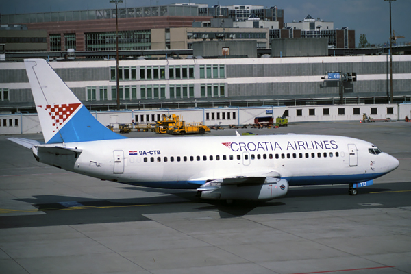 CROATIA AIRLINES BOEING 737 200 FRA RF 711 35.jpg