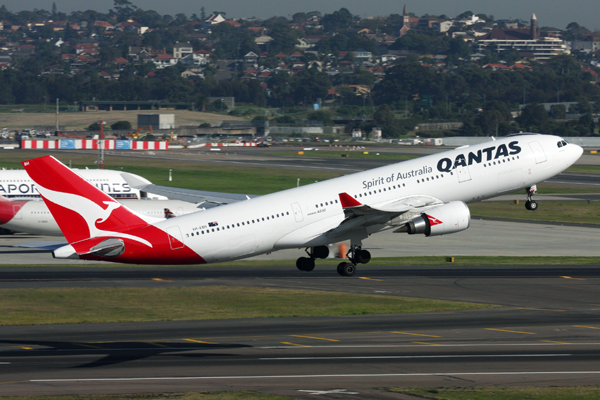 QANTAS AIRBUS A330 200 SYD RF IMG_1432.jpg