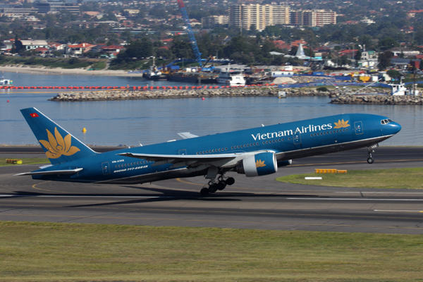 VIETNAM AIRLINES BOEING 777 200 SYD RF IMG_1487.jpg