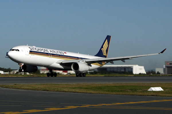 SINGAPORE AIRLINES AIRBUS A330 300 BNE RF IMG_0741.jpg