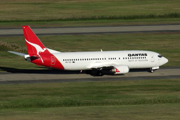 QANTAS BOEING 737 400 BNE RF IMG_1634.jpg