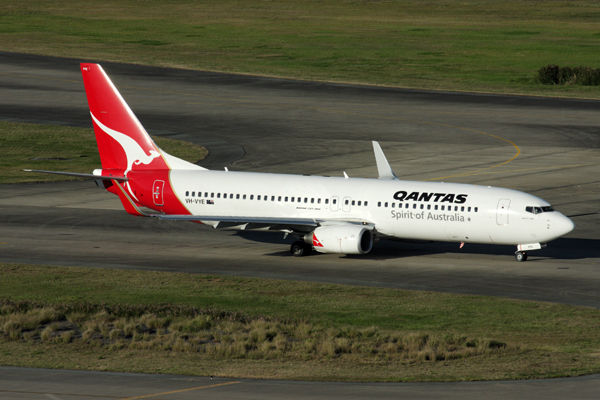 QANTAS BOEING 737 800 BNE RF IMG_1640.jpg