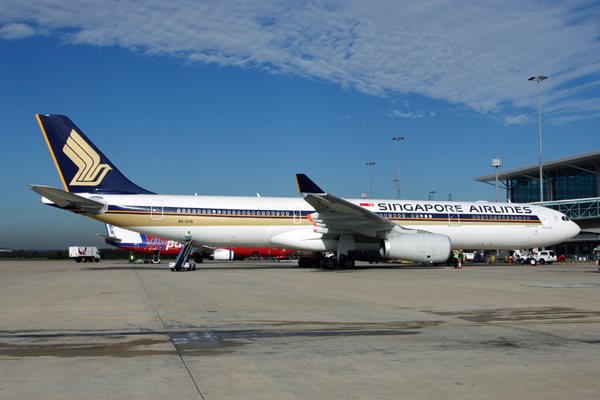 SINGAPORE AIRLINES AIRBUS A330 300 BNE RF IMG_0655.jpg