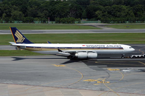SINGAPORE AIRLINES AIRBUS A340 500 SIN RF IMG_2632.jpg
