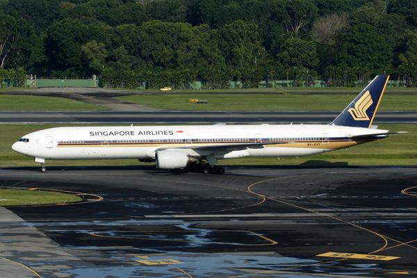 SINGAPORE AIRLINES BOEING 777 300 SIN RF IMG_2712.jpg