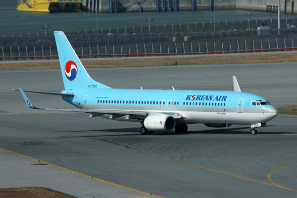 KOREAN AIR BOEING 737 800 HKG RF IMG_4835.jpg