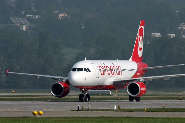 AIR BERLIN AIRBUS A320 ZRH RF IMG_3305.jpg