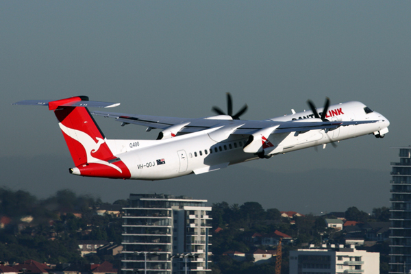 QANTAS LINK DASH 8 400 SYD RF IMG_2386.jpg