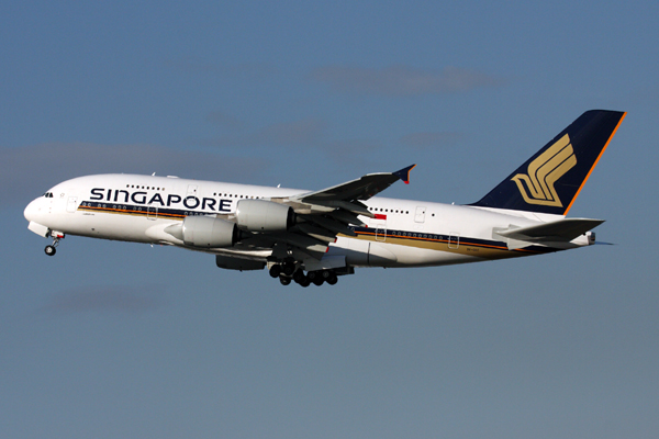 SINGAPORE AIRLINES AIRBUS A380 SYD RF IMG_2256.jpg