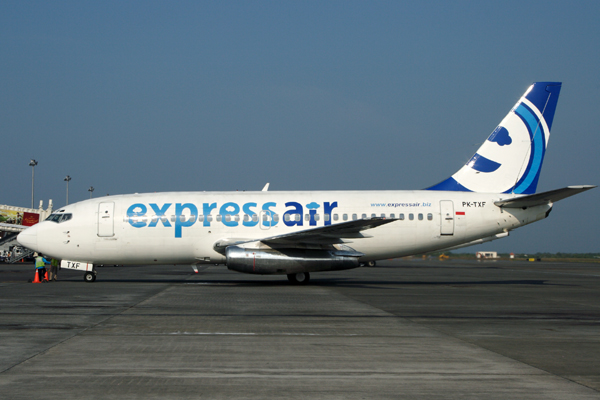EXPRESS AIR BOEING 737 200 SUB RF IMG_1201.jpg
