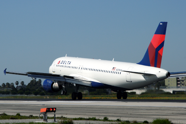 DELTA AIRBUS A320 LAX RF IMG_3321.jpg