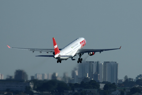 TAM AIRBUS A330 200 GRU RF IMG_4784.jpg