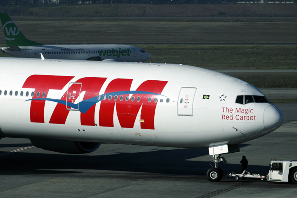 TAM BOEING 777 300 GRU RF IMG_5016.jpg