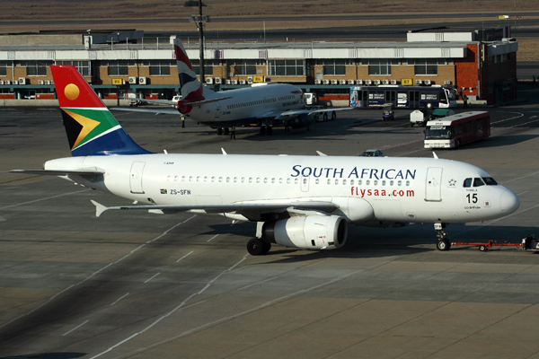 SOUTH AFRICAN AIRBUS A319 JNB RF IMG_6178.jpg