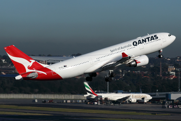 QANTAS AIRBUS A330 200 SYD RF IMG_0516.jpg