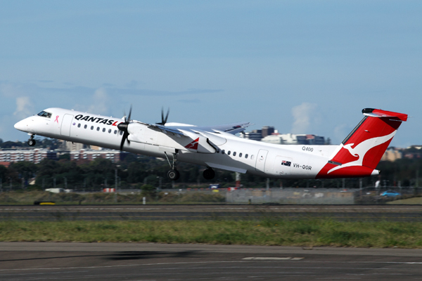 QANTAS LINK DASH 8 400 SYD RF IMG_3778.jpg