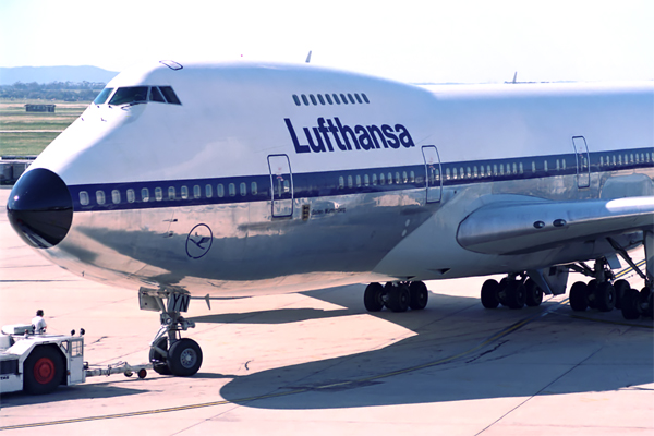 LUFTHANSA BOEING 747 200 MEL RF 176 30.jpg