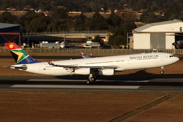 SOUTH AFRICAN AIRBUS A340 300 JNB RF IMG_5595.jpg