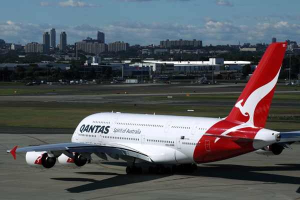 QANTAS AIRBUS A380 SYD RF IMG_6241.jpg