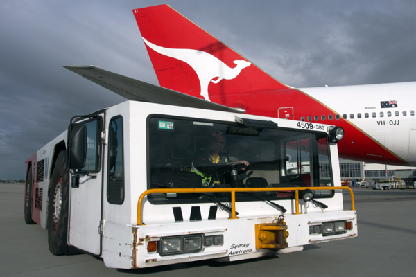 QANTAS PUSH BACK TUG SYD RF IMG_1729.jpg