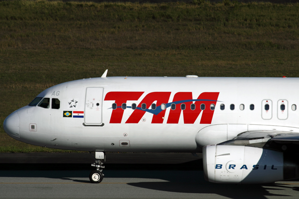 TAM AIRBUS A320 GRU RF IMG_4835.jpg