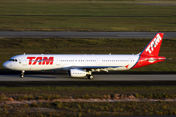 TAM AIRBUS A321 GRU RF IMG_4948.jpg